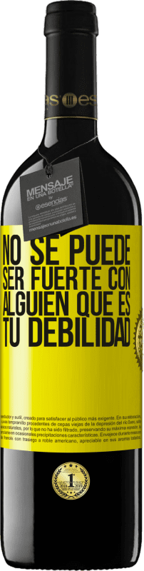 39,95 € Envío gratis | Vino Tinto Edición RED MBE Reserva No se puede ser fuerte con alguien que es tu debilidad Etiqueta Amarilla. Etiqueta personalizable Reserva 12 Meses Cosecha 2016 Tempranillo