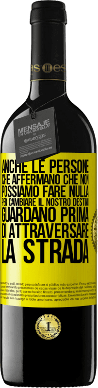 39,95 € | Vino rosso Edizione RED MBE Riserva Anche le persone che affermano che non possiamo fare nulla per cambiare il nostro destino, guardano prima di attraversare la Etichetta Gialla. Etichetta personalizzabile Riserva 12 Mesi Raccogliere 2014 Tempranillo