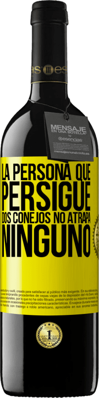 Envío gratis | Vino Tinto Edición RED MBE Reserva La persona que persigue dos conejos no atrapa ninguno Etiqueta Amarilla. Etiqueta personalizable Reserva 12 Meses Cosecha 2014 Tempranillo