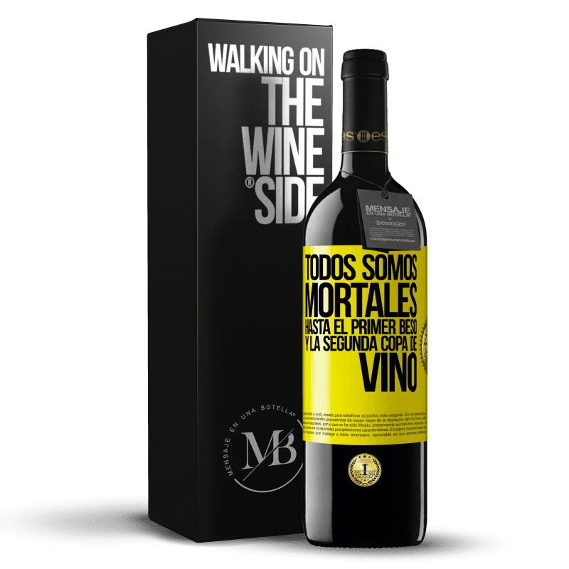 39,95 € Envío gratis | Vino Tinto Edición RED MBE Reserva Todos somos mortales hasta el primer beso y la segunda copa de vino Etiqueta Amarilla. Etiqueta personalizable Reserva 12 Meses Cosecha 2015 Tempranillo