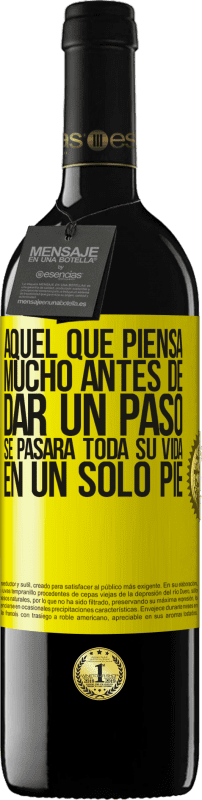 39,95 € Envío gratis | Vino Tinto Edición RED MBE Reserva Aquel que piensa mucho antes de dar un paso, se pasará toda su vida en un solo pie Etiqueta Amarilla. Etiqueta personalizable Reserva 12 Meses Cosecha 2014 Tempranillo