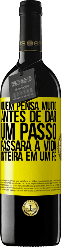 39,95 € | Vinho tinto Edição RED MBE Reserva Quem pensa muito antes de dar um passo, passará a vida inteira em um pé Etiqueta Amarela. Etiqueta personalizável Reserva 12 Meses Colheita 2014 Tempranillo