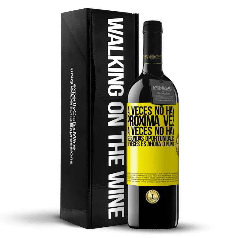 39,95 € Envío gratis | Vino Tinto Edición RED MBE Reserva A veces no hay próxima vez. A veces no hay segundas oportunidades. A veces es ahora o nunca Etiqueta Amarilla. Etiqueta personalizable Reserva 12 Meses Cosecha 2015 Tempranillo