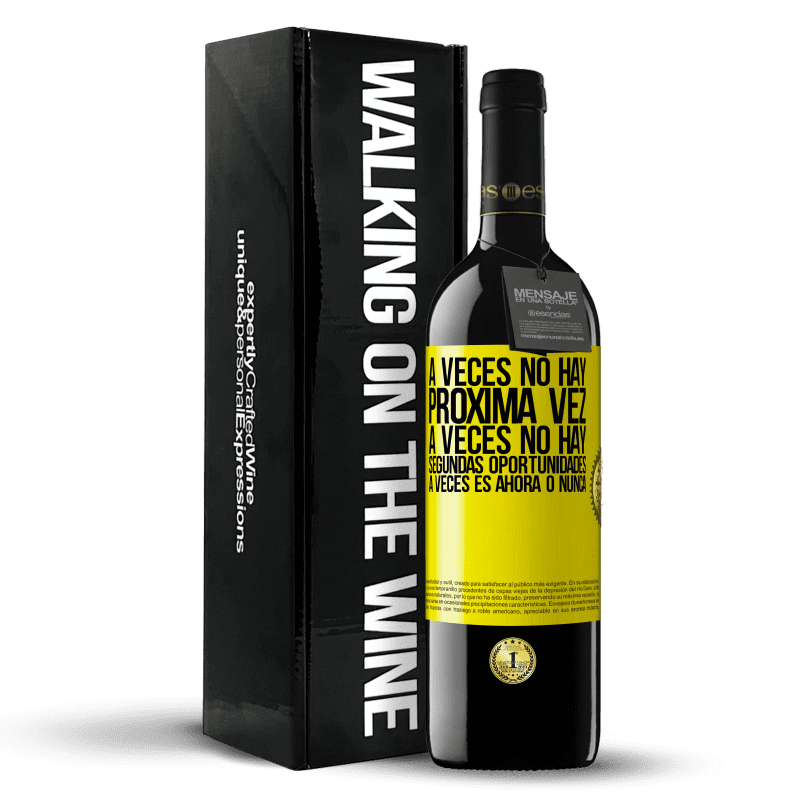 39,95 € Envío gratis | Vino Tinto Edición RED MBE Reserva A veces no hay próxima vez. A veces no hay segundas oportunidades. A veces es ahora o nunca Etiqueta Amarilla. Etiqueta personalizable Reserva 12 Meses Cosecha 2016 Tempranillo