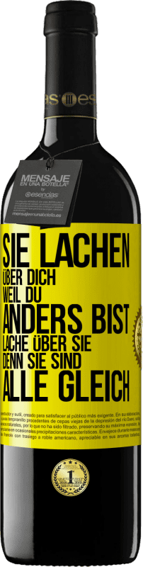 Kostenloser Versand | Rotwein RED Ausgabe MBE Reserve Sie lachen über dich, weil du anders bist. Lache über sie, denn sie sind alle gleich Gelbes Etikett. Anpassbares Etikett Reserve 12 Monate Ernte 2014 Tempranillo