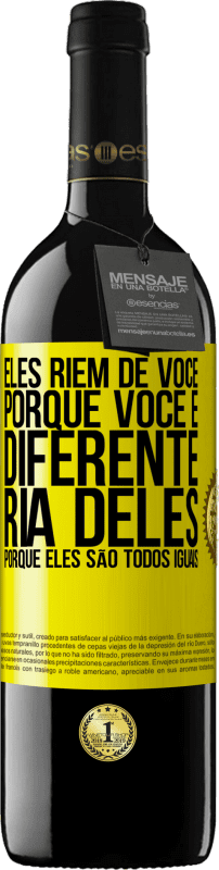 39,95 € | Vinho tinto Edição RED MBE Reserva Eles riem de você porque você é diferente. Ria deles, porque eles são todos iguais Etiqueta Amarela. Etiqueta personalizável Reserva 12 Meses Colheita 2016 Tempranillo