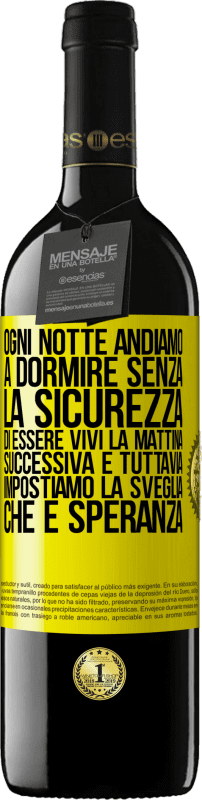 39,95 € | Vino rosso Edizione RED MBE Riserva Ogni notte andiamo a dormire senza la sicurezza di essere vivi la mattina successiva e tuttavia impostiamo la sveglia. CHE È Etichetta Gialla. Etichetta personalizzabile Riserva 12 Mesi Raccogliere 2016 Tempranillo