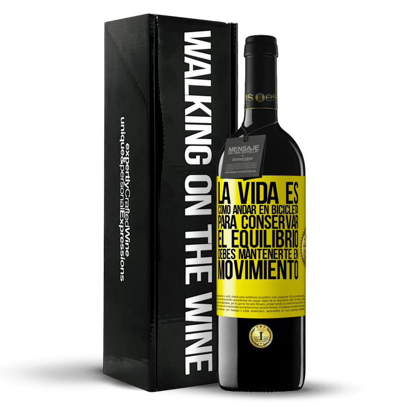 39,95 € Envío gratis | Vino Tinto Edición RED MBE Reserva La vida es como andar en bicicleta. Para conservar el equilibrio debes mantenerte en movimiento Etiqueta Amarilla. Etiqueta personalizable Reserva 12 Meses Cosecha 2016 Tempranillo
