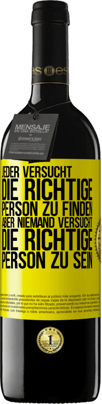 Kostenloser Versand | Rotwein RED Ausgabe MBE Reserve Jeder versucht, die richtige Person zu finden. Aber niemand versucht, die richtige Person zu sein Gelbes Etikett. Anpassbares Etikett Reserve 12 Monate Ernte 2014 Tempranillo