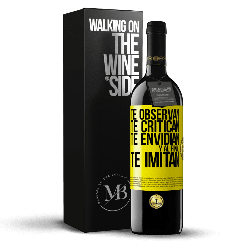 39,95 € Envío gratis | Vino Tinto Edición RED MBE Reserva Te observan, te critican, te envidian… y al final, te imitan Etiqueta Amarilla. Etiqueta personalizable Reserva 12 Meses Cosecha 2015 Tempranillo