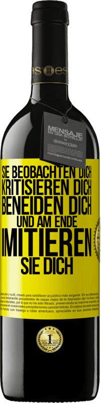 39,95 € Kostenloser Versand | Rotwein RED Ausgabe MBE Reserve Sie beobachten dich, kritisieren dich, beneiden dich... und am Ende imitieren sie dich Gelbes Etikett. Anpassbares Etikett Reserve 12 Monate Ernte 2016 Tempranillo