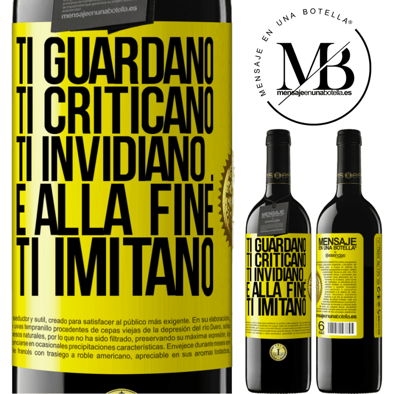39,95 € Spedizione Gratuita | Vino rosso Edizione RED MBE Riserva Ti guardano, ti criticano, ti invidiano ... e alla fine ti imitano Etichetta Gialla. Etichetta personalizzabile Riserva 12 Mesi Raccogliere 2016 Tempranillo