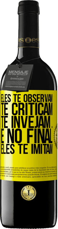 Envio grátis | Vinho tinto Edição RED MBE Reserva Eles te observam, te criticam, te invejam ... e no final, eles te imitam Etiqueta Amarela. Etiqueta personalizável Reserva 12 Meses Colheita 2014 Tempranillo