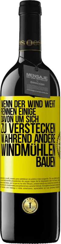 39,95 € Kostenloser Versand | Rotwein RED Ausgabe MBE Reserve Wenn der Wind weht, rennen einige davon, um sich zu verstecken, während andere Windmühlen bauen Gelbes Etikett. Anpassbares Etikett Reserve 12 Monate Ernte 2016 Tempranillo