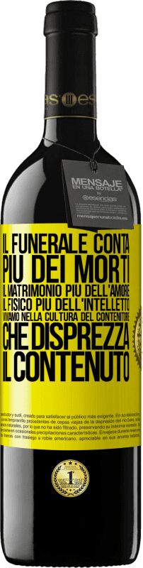 Spedizione Gratuita | Vino rosso Edizione RED MBE Riserva Il funerale conta più dei morti, il matrimonio più dell'amore, il fisico più dell'intelletto. Viviamo nella cultura del Etichetta Gialla. Etichetta personalizzabile Riserva 12 Mesi Raccogliere 2014 Tempranillo