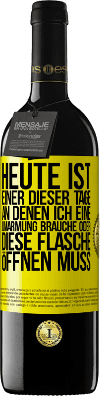 Kostenloser Versand | Rotwein RED Ausgabe MBE Reserve Heute ist einer dieser Tage, an denen ich eine Umarmung brauche oder diese Flasche öffnen muss Gelbes Etikett. Anpassbares Etikett Reserve 12 Monate Ernte 2014 Tempranillo