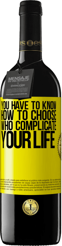 39,95 € | 红酒 RED版 MBE 预订 您必须知道如何选择使您的生活复杂化的人 黄色标签. 可自定义的标签 预订 12 个月 收成 2016 Tempranillo