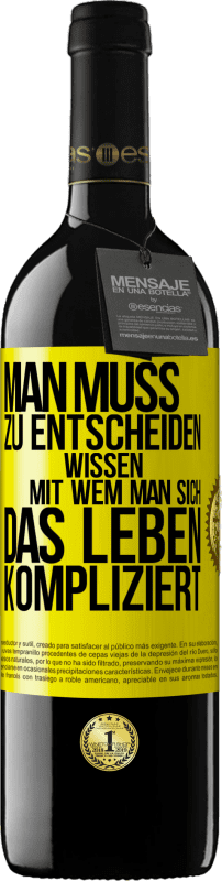 39,95 € Kostenloser Versand | Rotwein RED Ausgabe MBE Reserve Man muss zu entscheiden wissen, mit wem man sich das Leben kompliziert Gelbes Etikett. Anpassbares Etikett Reserve 12 Monate Ernte 2014 Tempranillo