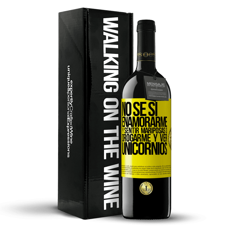 39,95 € Envío gratis | Vino Tinto Edición RED MBE Reserva No se si enamorarme y sentir mariposas o drogarme y ver unicornios Etiqueta Amarilla. Etiqueta personalizable Reserva 12 Meses Cosecha 2015 Tempranillo