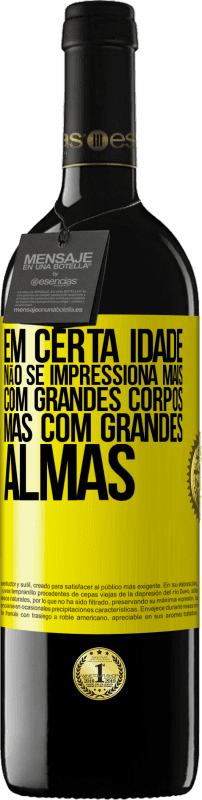 39,95 € | Vinho tinto Edição RED MBE Reserva Em certa idade, não se impressiona mais com grandes corpos, mas com grandes almas Etiqueta Amarela. Etiqueta personalizável Reserva 12 Meses Colheita 2016 Tempranillo