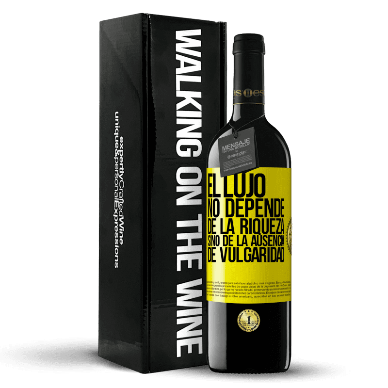 39,95 € Envío gratis | Vino Tinto Edición RED MBE Reserva El lujo no depende de la riqueza, sino de la ausencia de vulgaridad Etiqueta Amarilla. Etiqueta personalizable Reserva 12 Meses Cosecha 2015 Tempranillo