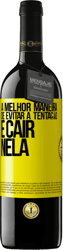 39,95 € | Vinho tinto Edição RED MBE Reserva A melhor maneira de evitar a tentação é cair nela Etiqueta Amarela. Etiqueta personalizável Reserva 12 Meses Colheita 2014 Tempranillo