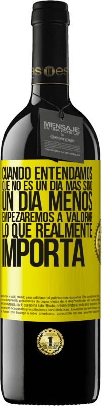 39,95 € Envío gratis | Vino Tinto Edición RED MBE Reserva Cuando entendamos que no es un día más sino un día menos, empezaremos a valorar lo que realmente importa Etiqueta Amarilla. Etiqueta personalizable Reserva 12 Meses Cosecha 2014 Tempranillo