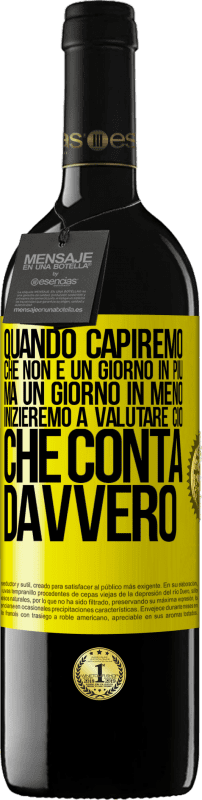 39,95 € Spedizione Gratuita | Vino rosso Edizione RED MBE Riserva Quando capiremo che non è un giorno in più, ma un giorno in meno, inizieremo a valutare ciò che conta davvero Etichetta Gialla. Etichetta personalizzabile Riserva 12 Mesi Raccogliere 2015 Tempranillo