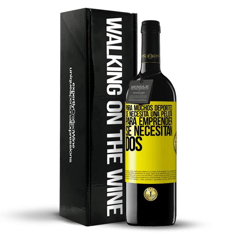 39,95 € Envío gratis | Vino Tinto Edición RED MBE Reserva Para muchos deportes se necesita una pelota. Para emprender, se necesitan dos Etiqueta Amarilla. Etiqueta personalizable Reserva 12 Meses Cosecha 2016 Tempranillo