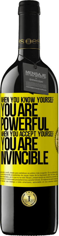 39,95 € Бесплатная доставка | Красное вино Издание RED MBE Бронировать Когда ты знаешь себя, ты силен. Когда вы принимаете себя, вы непобедимы Желтая этикетка. Настраиваемая этикетка Бронировать 12 Месяцы Урожай 2016 Tempranillo