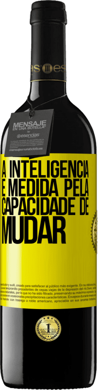 Envio grátis | Vinho tinto Edição RED MBE Reserva A inteligência é medida pela capacidade de mudar Etiqueta Amarela. Etiqueta personalizável Reserva 12 Meses Colheita 2014 Tempranillo