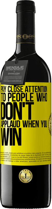 39,95 € 免费送货 | 红酒 RED版 MBE 预订 密切关注获胜后不鼓掌的人 黄色标签. 可自定义的标签 预订 12 个月 收成 2016 Tempranillo