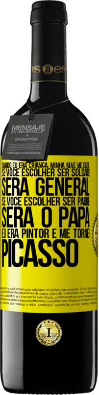 39,95 € | Vinho tinto Edição RED MBE Reserva Quando eu era criança, minha mãe me disse: se você escolher ser soldado, será general Se você escolher ser padre, será o Etiqueta Amarela. Etiqueta personalizável Reserva 12 Meses Colheita 2015 Tempranillo