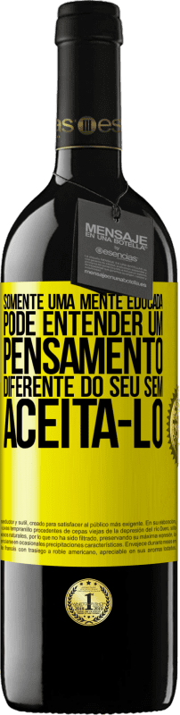 39,95 € Envio grátis | Vinho tinto Edição RED MBE Reserva Somente uma mente educada pode entender um pensamento diferente do seu sem aceitá-lo Etiqueta Amarela. Etiqueta personalizável Reserva 12 Meses Colheita 2016 Tempranillo
