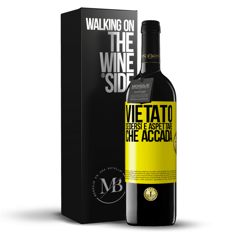 39,95 € Spedizione Gratuita | Vino rosso Edizione RED MBE Riserva Vietato sedersi e aspettare che accada Etichetta Gialla. Etichetta personalizzabile Riserva 12 Mesi Raccogliere 2014 Tempranillo