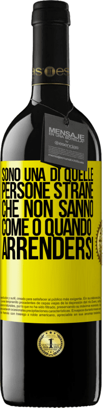 39,95 € | Vino rosso Edizione RED MBE Riserva Sono una di quelle persone strane che non sanno come o quando arrendersi Etichetta Gialla. Etichetta personalizzabile Riserva 12 Mesi Raccogliere 2015 Tempranillo