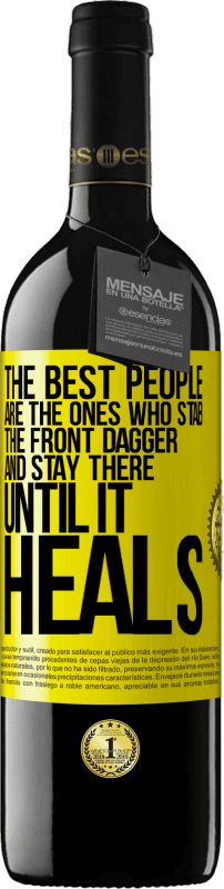 39,95 € | Красное вино Издание RED MBE Бронировать Лучшие люди - те, кто наносит удар переднему кинжалу и остается там, пока он не заживает Желтая этикетка. Настраиваемая этикетка Бронировать 12 Месяцы Урожай 2016 Tempranillo
