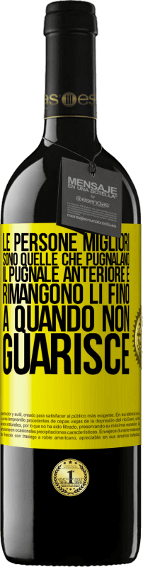 39,95 € Spedizione Gratuita | Vino rosso Edizione RED MBE Riserva Le persone migliori sono quelle che pugnalano il pugnale anteriore e rimangono lì fino a quando non guarisce Etichetta Gialla. Etichetta personalizzabile Riserva 12 Mesi Raccogliere 2016 Tempranillo