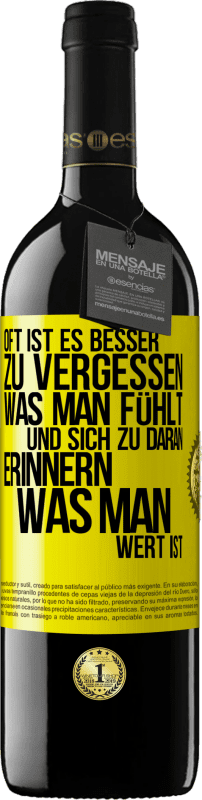 Kostenloser Versand | Rotwein RED Ausgabe MBE Reserve Oft ist es besser zu vergessen, was man fühlt und sich zu daran erinnern, was man wert ist Gelbes Etikett. Anpassbares Etikett Reserve 12 Monate Ernte 2014 Tempranillo