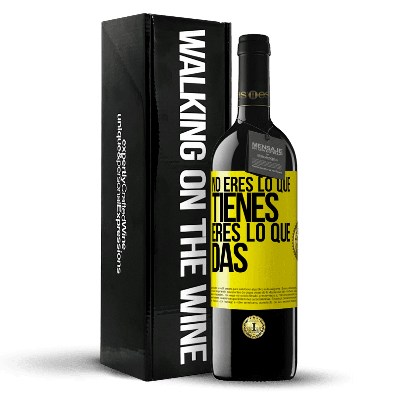 39,95 € Envío gratis | Vino Tinto Edición RED MBE Reserva No eres lo que tienes. Eres lo que das Etiqueta Amarilla. Etiqueta personalizable Reserva 12 Meses Cosecha 2015 Tempranillo