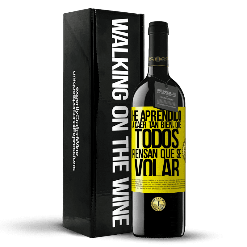 39,95 € Envío gratis | Vino Tinto Edición RED MBE Reserva He aprendido a caer tan bien, que todos piensan que sé volar Etiqueta Amarilla. Etiqueta personalizable Reserva 12 Meses Cosecha 2015 Tempranillo