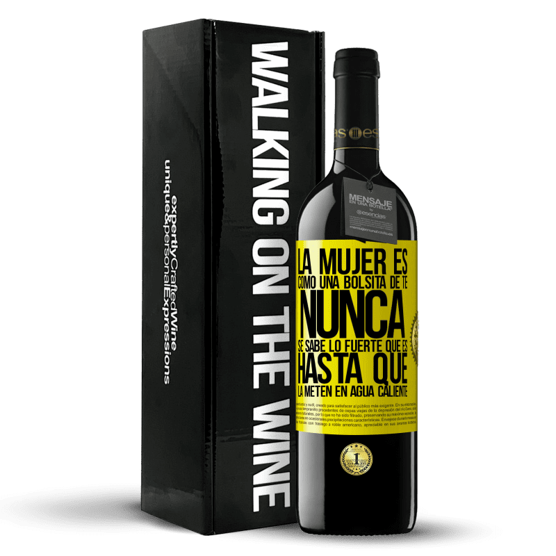 39,95 € Envío gratis | Vino Tinto Edición RED MBE Reserva La mujer es como una bolsita de té. Nunca se sabe lo fuerte que es hasta que la meten en agua caliente Etiqueta Amarilla. Etiqueta personalizable Reserva 12 Meses Cosecha 2016 Tempranillo