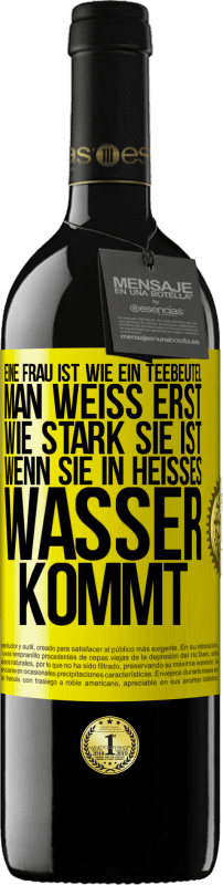 Kostenloser Versand | Rotwein RED Ausgabe MBE Reserve Eine Frau ist wie ein Teebeutel. Man weiß erst, wie stark sie ist, wenn sie in heißes Wasser kommt Gelbes Etikett. Anpassbares Etikett Reserve 12 Monate Ernte 2014 Tempranillo