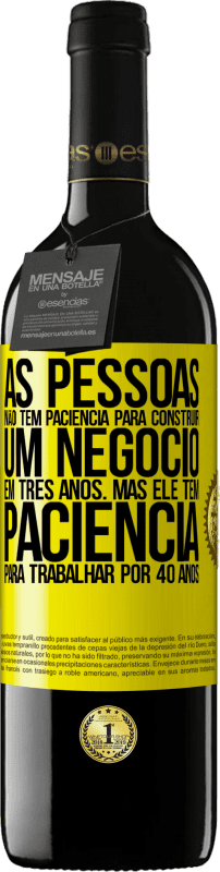 39,95 € | Vinho tinto Edição RED MBE Reserva As pessoas não têm paciência para construir um negócio em três anos. Mas ele tem paciência para trabalhar por 40 anos Etiqueta Amarela. Etiqueta personalizável Reserva 12 Meses Colheita 2015 Tempranillo