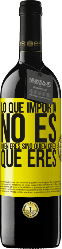 39,95 € Envío gratis | Vino Tinto Edición RED MBE Reserva Lo que importa no es quién eres, sino quien creen que eres Etiqueta Amarilla. Etiqueta personalizable Reserva 12 Meses Cosecha 2016 Tempranillo