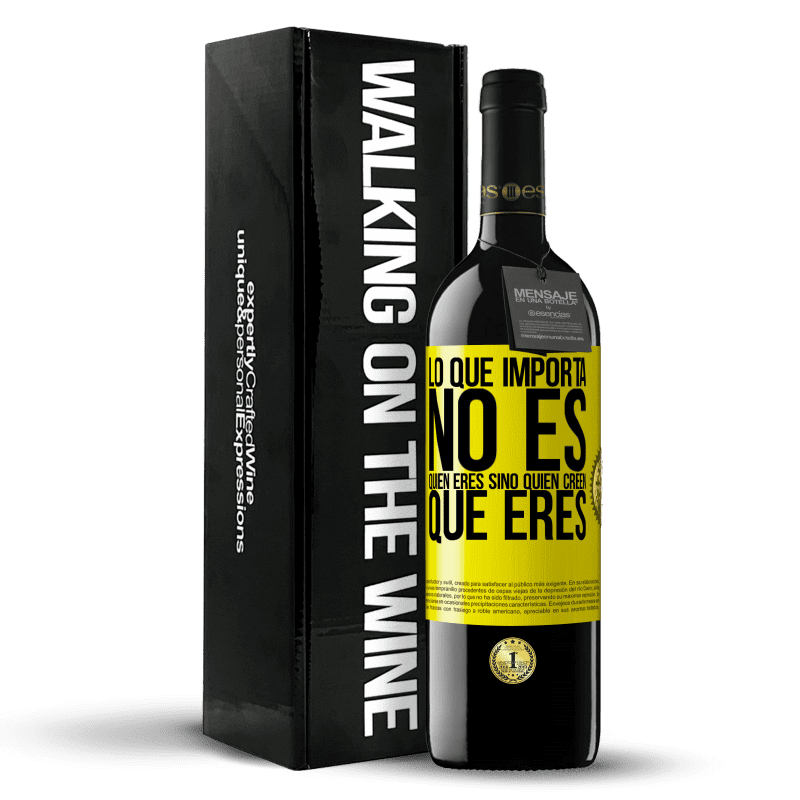39,95 € Envío gratis | Vino Tinto Edición RED MBE Reserva Lo que importa no es quién eres, sino quien creen que eres Etiqueta Amarilla. Etiqueta personalizable Reserva 12 Meses Cosecha 2016 Tempranillo