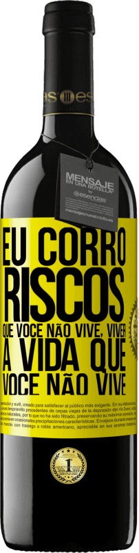 39,95 € Envio grátis | Vinho tinto Edição RED MBE Reserva Eu corro riscos que você não vive, viver a vida que você não vive Etiqueta Amarela. Etiqueta personalizável Reserva 12 Meses Colheita 2016 Tempranillo