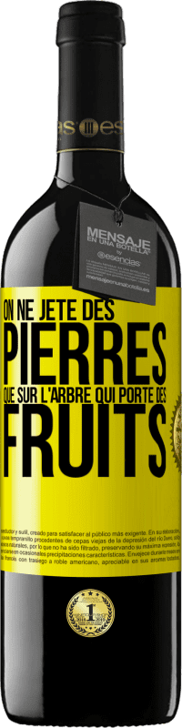 Envoi gratuit | Vin rouge Édition RED MBE Réserve On ne jète des pierres que sur l'arbre qui porte des fruits Étiquette Jaune. Étiquette personnalisable Réserve 12 Mois Récolte 2014 Tempranillo