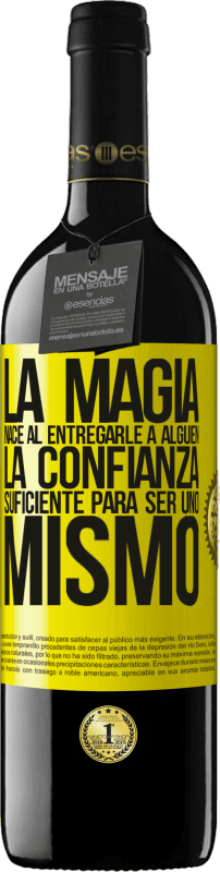 39,95 € Envío gratis | Vino Tinto Edición RED MBE Reserva La magia nace al entregarle a alguien la confianza suficiente para ser uno mismo Etiqueta Amarilla. Etiqueta personalizable Reserva 12 Meses Cosecha 2016 Tempranillo