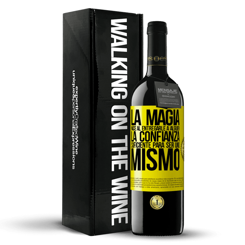 39,95 € Envío gratis | Vino Tinto Edición RED MBE Reserva La magia nace al entregarle a alguien la confianza suficiente para ser uno mismo Etiqueta Amarilla. Etiqueta personalizable Reserva 12 Meses Cosecha 2016 Tempranillo